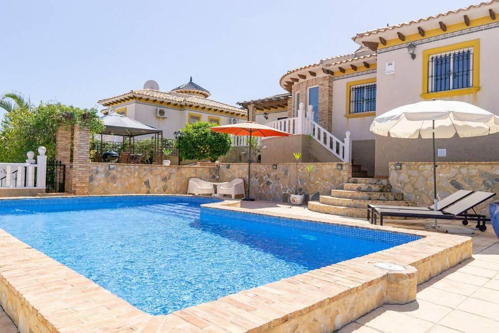 Casa Lilly-Rose, A Beautiful 3 Bedroom Detached Villa A Short Walk To The Villamartin Plaza & Golf Course Exterior photo
